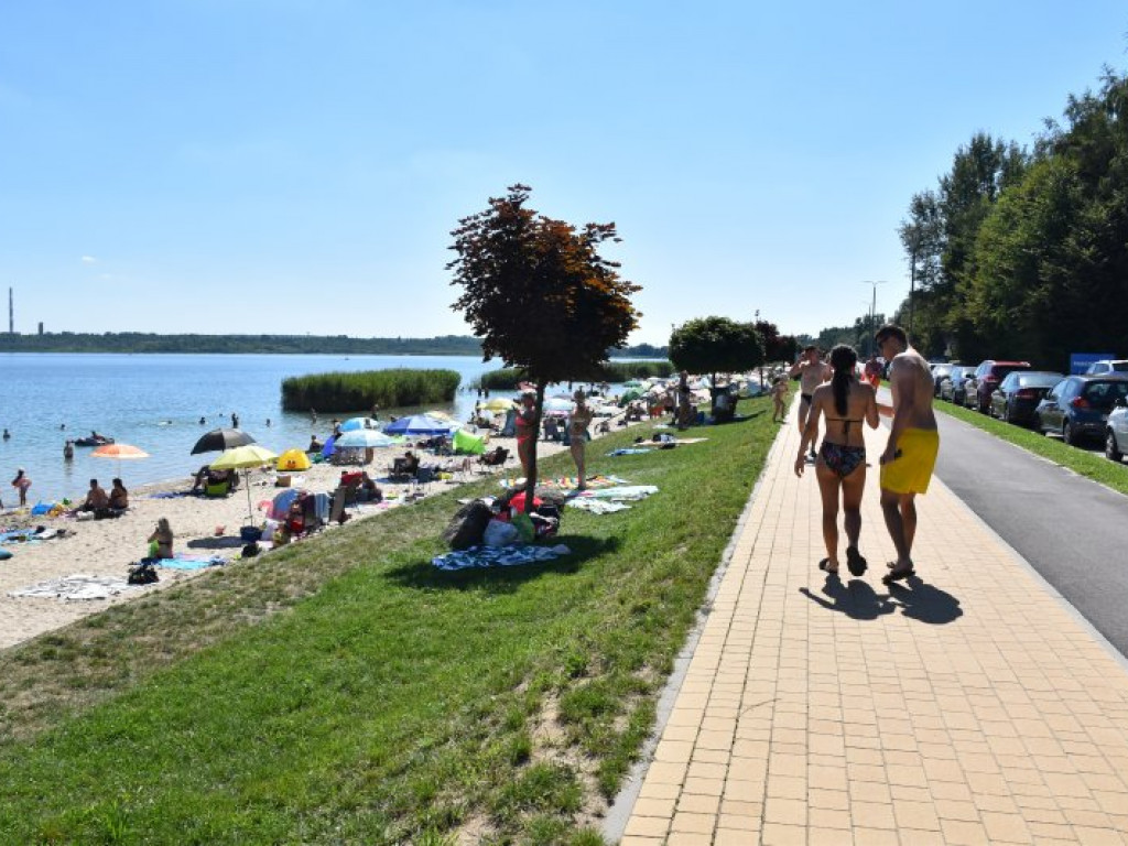 Tłumy ludzi w upalny czwartek nad Jeziorem Tarnobrzeskim [zdjęcia]