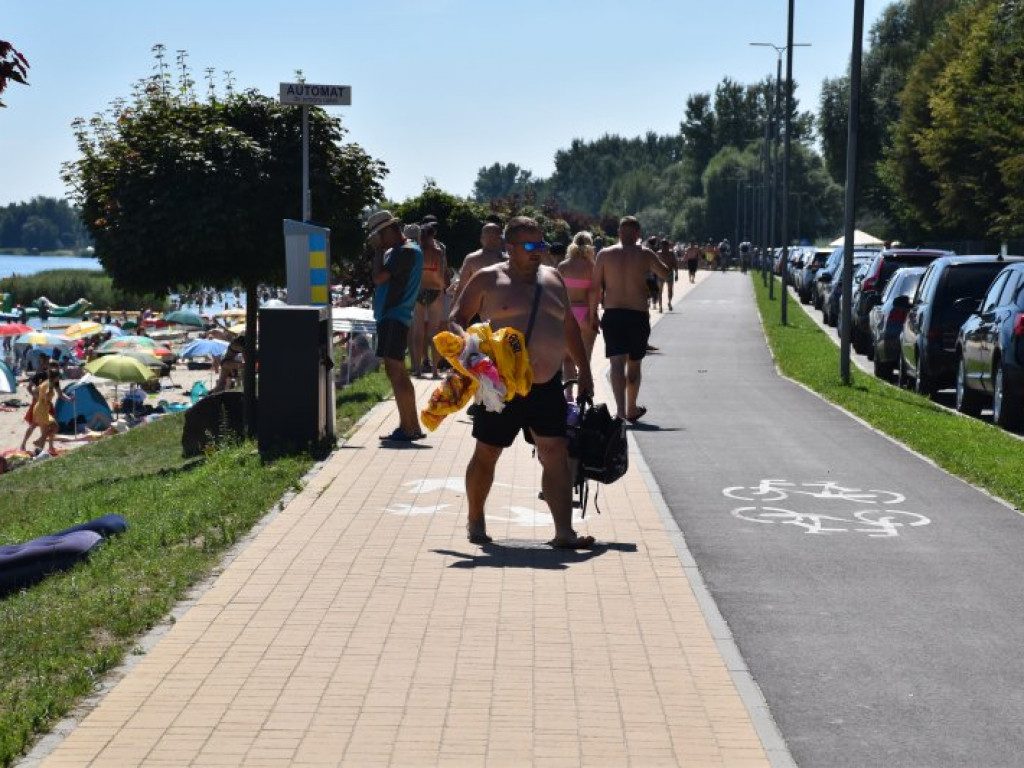 Tłumy ludzi w upalny czwartek nad Jeziorem Tarnobrzeskim [zdjęcia]