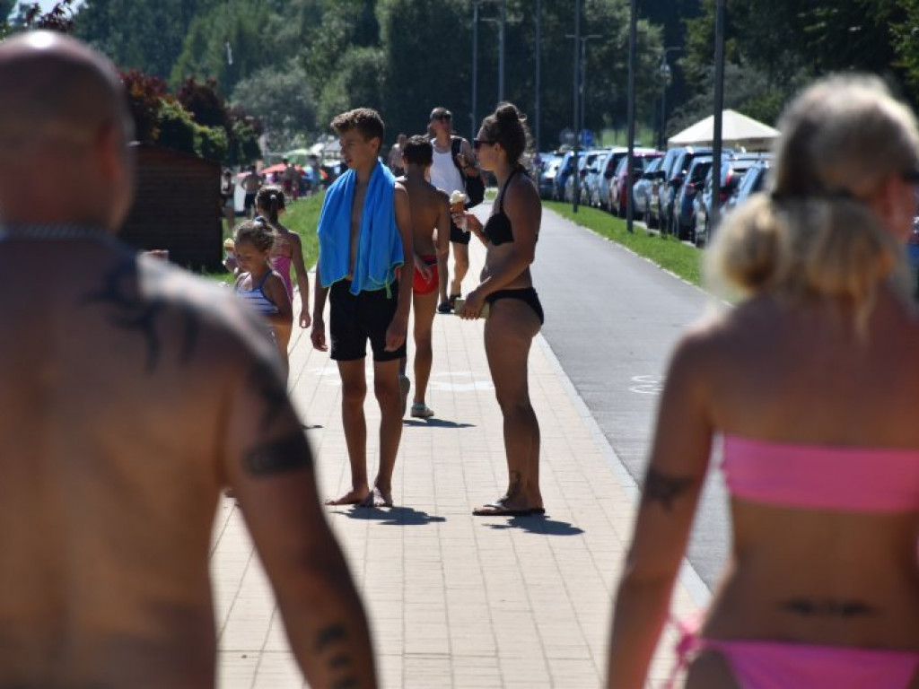 Tłumy ludzi w upalny czwartek nad Jeziorem Tarnobrzeskim [zdjęcia]