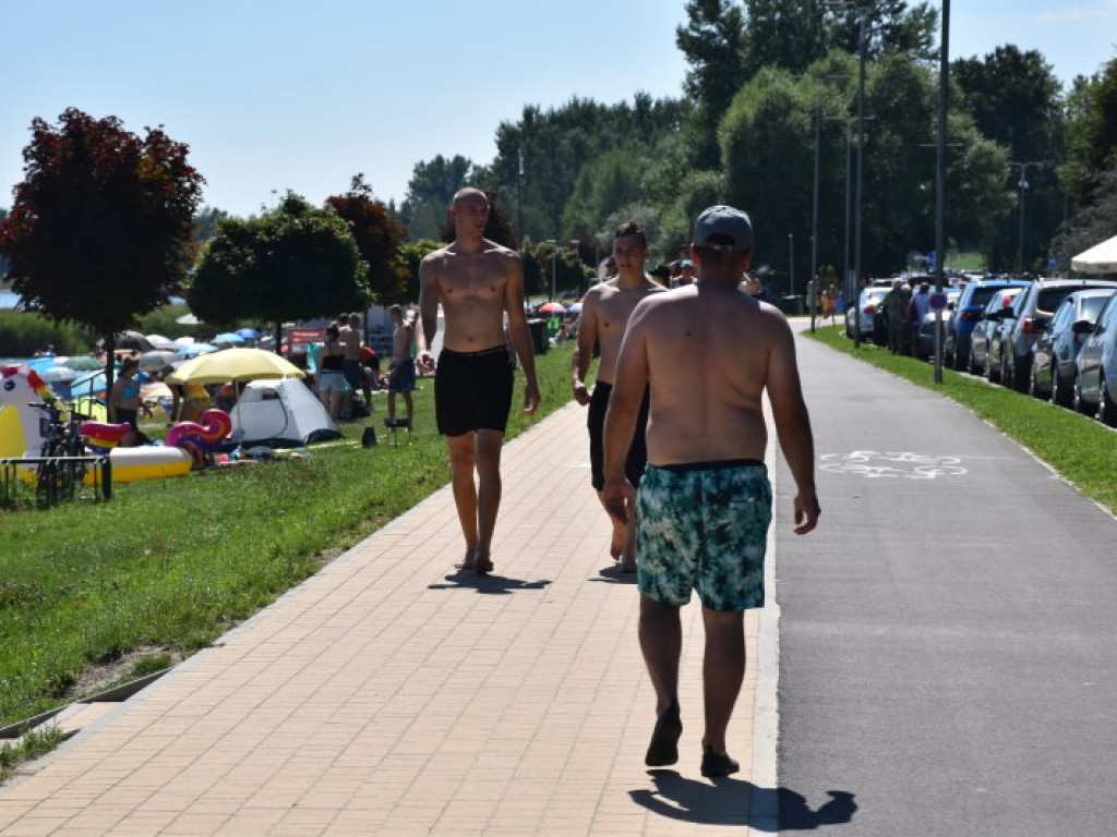 Tłumy ludzi w upalny czwartek nad Jeziorem Tarnobrzeskim [zdjęcia]