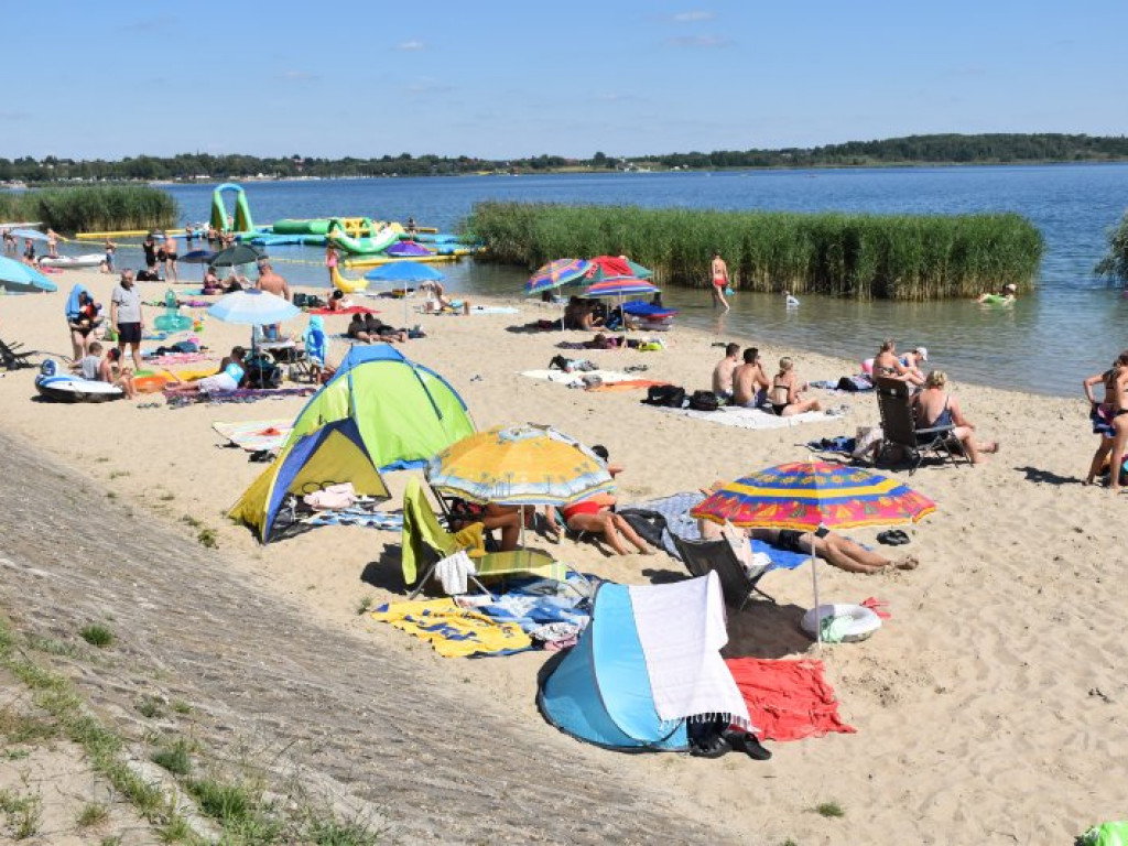 Tłumy ludzi w upalny czwartek nad Jeziorem Tarnobrzeskim [zdjęcia]