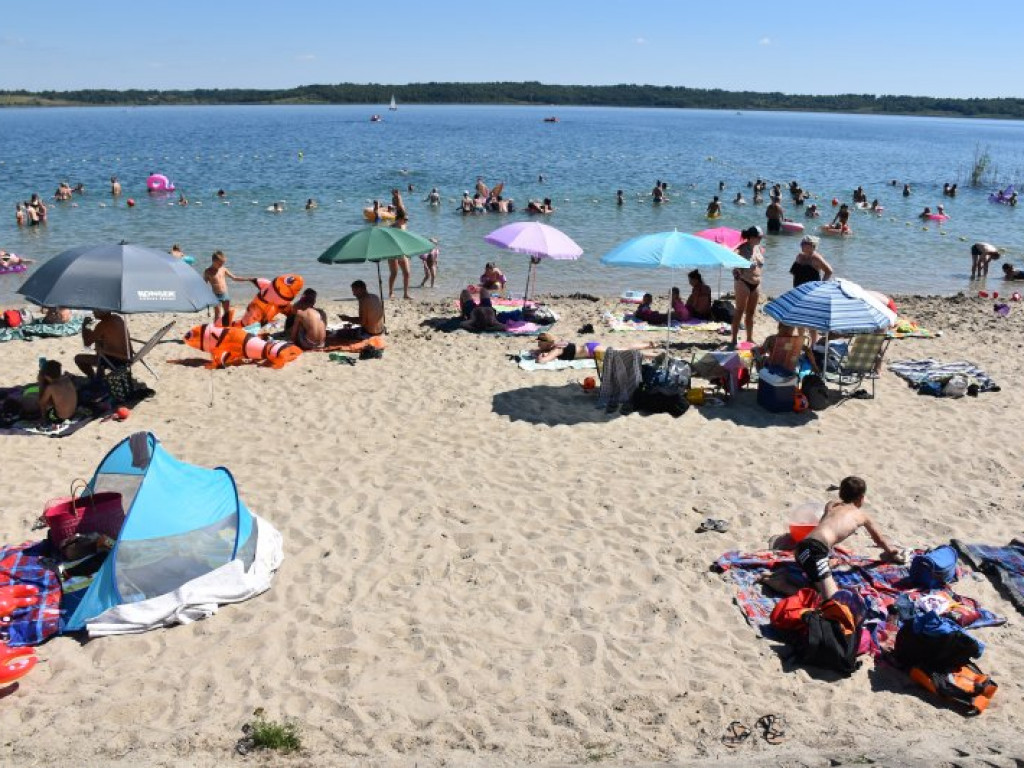 Tłumy ludzi w upalny czwartek nad Jeziorem Tarnobrzeskim [zdjęcia]