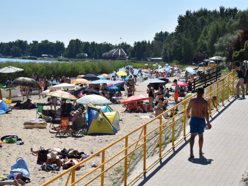 Tłumy ludzi w upalny czwartek nad Jeziorem Tarnobrzeskim [zdjęcia]