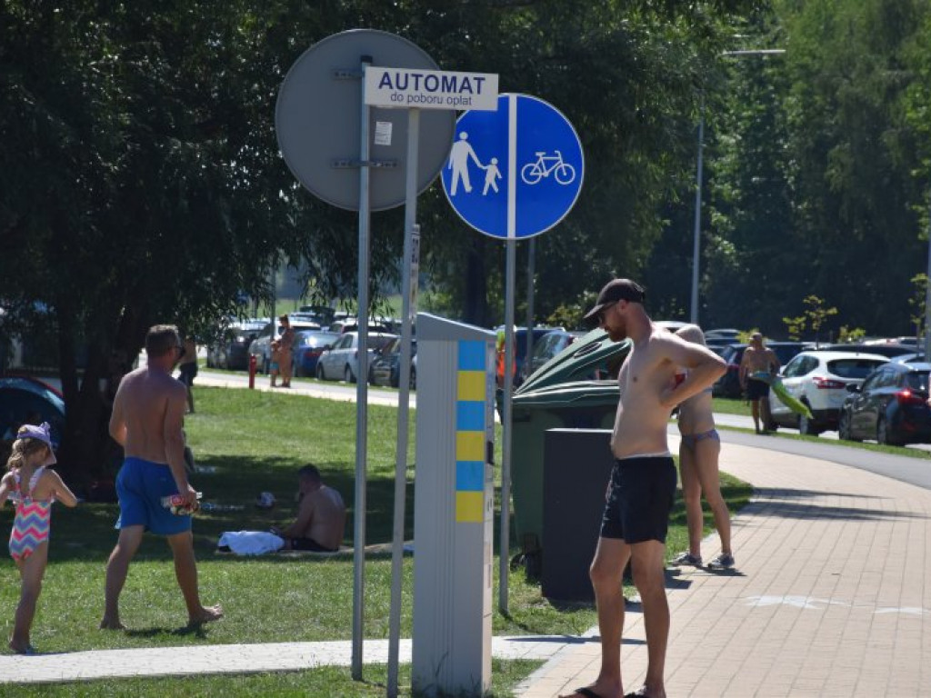 Tłumy ludzi w upalny czwartek nad Jeziorem Tarnobrzeskim [zdjęcia]