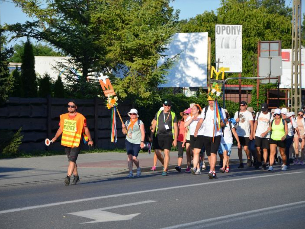 Piesza pielgrzymka Stalowa Wola - Jasna Góra dotarła do Tarnobrzega [zdjęcia]