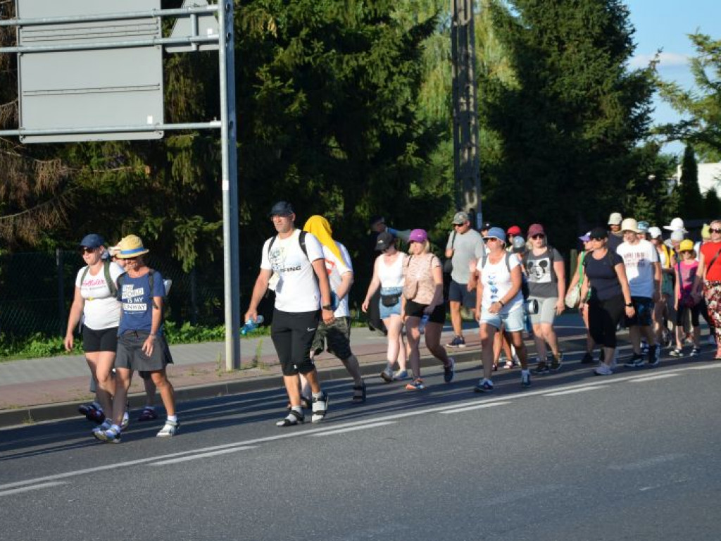Piesza pielgrzymka Stalowa Wola - Jasna Góra dotarła do Tarnobrzega [zdjęcia]