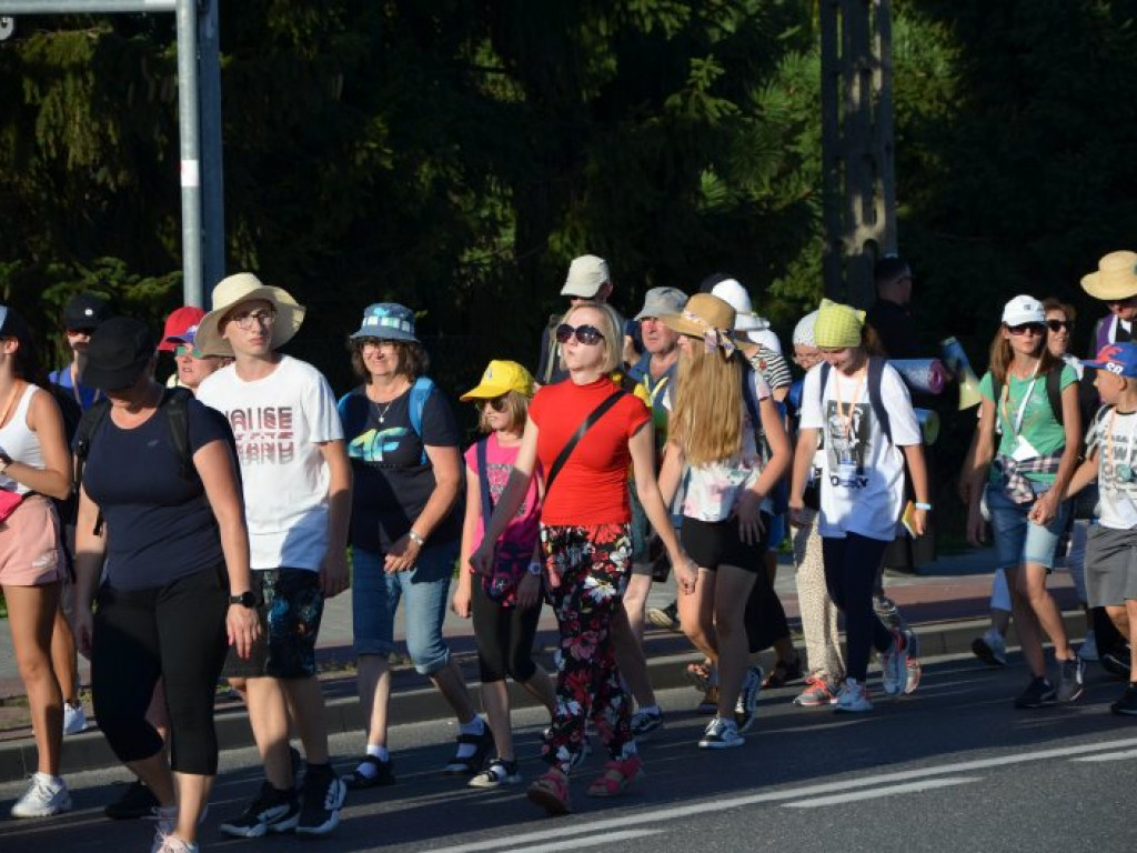 Piesza pielgrzymka Stalowa Wola - Jasna Góra dotarła do Tarnobrzega [zdjęcia]