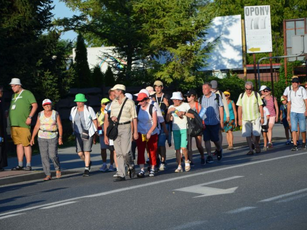 Piesza pielgrzymka Stalowa Wola - Jasna Góra dotarła do Tarnobrzega [zdjęcia]