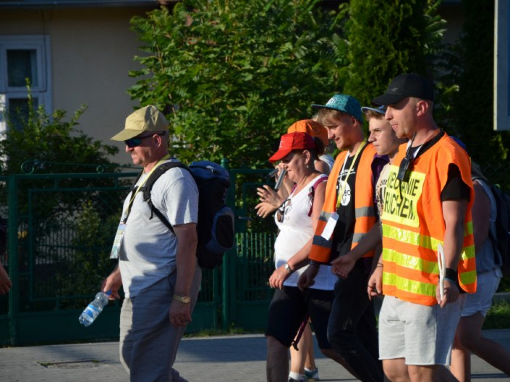 Piesza pielgrzymka Stalowa Wola - Jasna Góra dotarła do Tarnobrzega [zdjęcia]