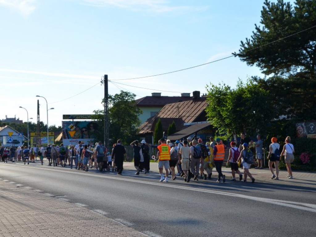 Piesza pielgrzymka Stalowa Wola - Jasna Góra dotarła do Tarnobrzega [zdjęcia]