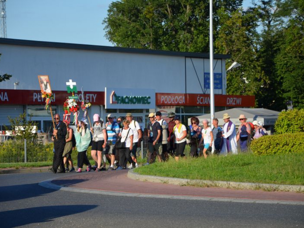Piesza pielgrzymka Stalowa Wola - Jasna Góra dotarła do Tarnobrzega [zdjęcia]