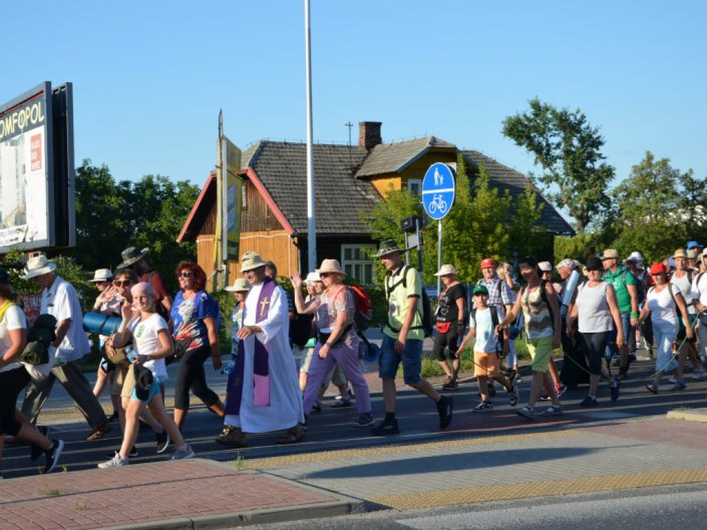 Piesza pielgrzymka Stalowa Wola - Jasna Góra dotarła do Tarnobrzega [zdjęcia]