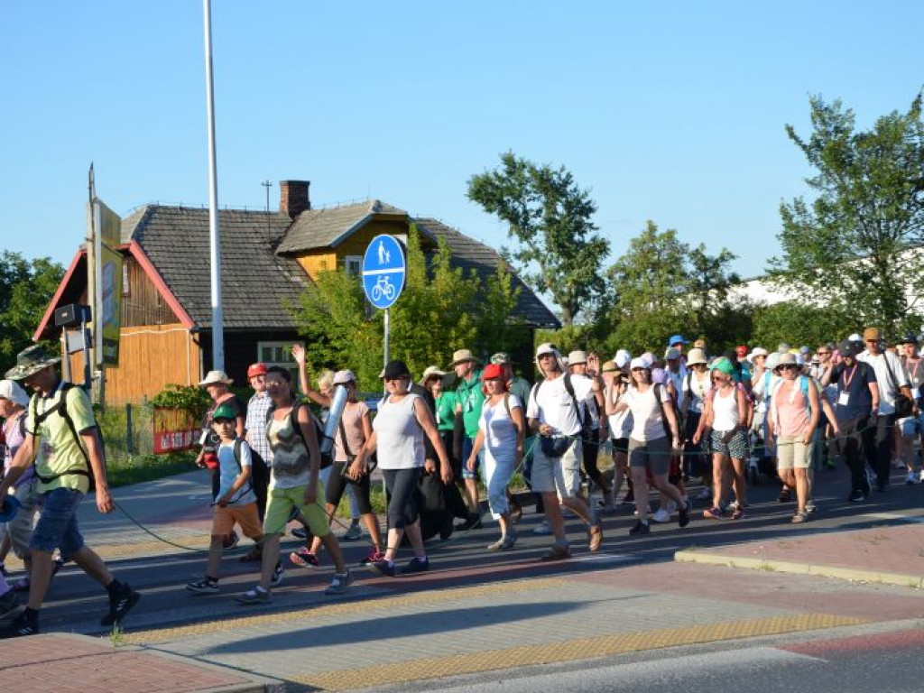Piesza pielgrzymka Stalowa Wola - Jasna Góra dotarła do Tarnobrzega [zdjęcia]
