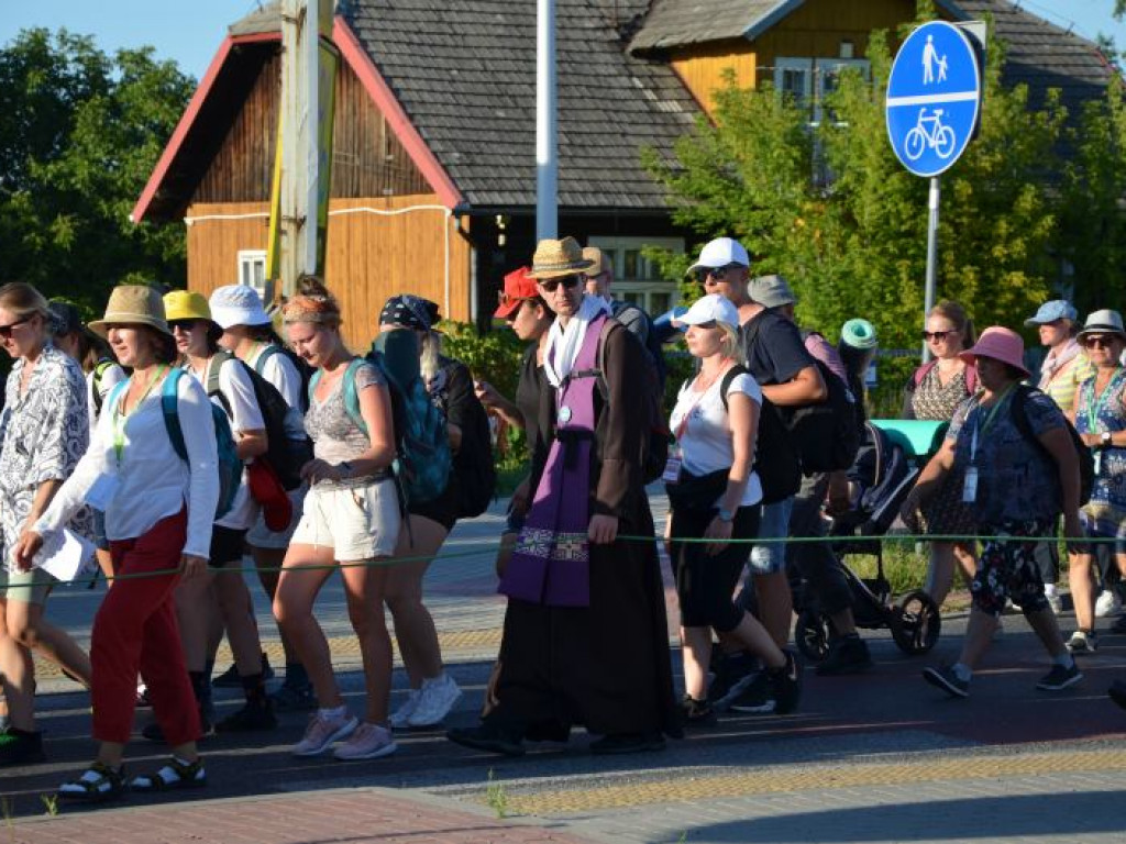 Piesza pielgrzymka Stalowa Wola - Jasna Góra dotarła do Tarnobrzega [zdjęcia]