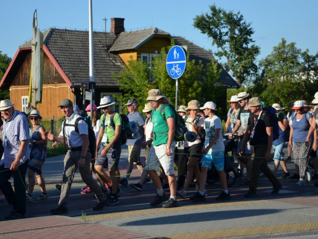 Piesza pielgrzymka Stalowa Wola - Jasna Góra dotarła do Tarnobrzega [zdjęcia]