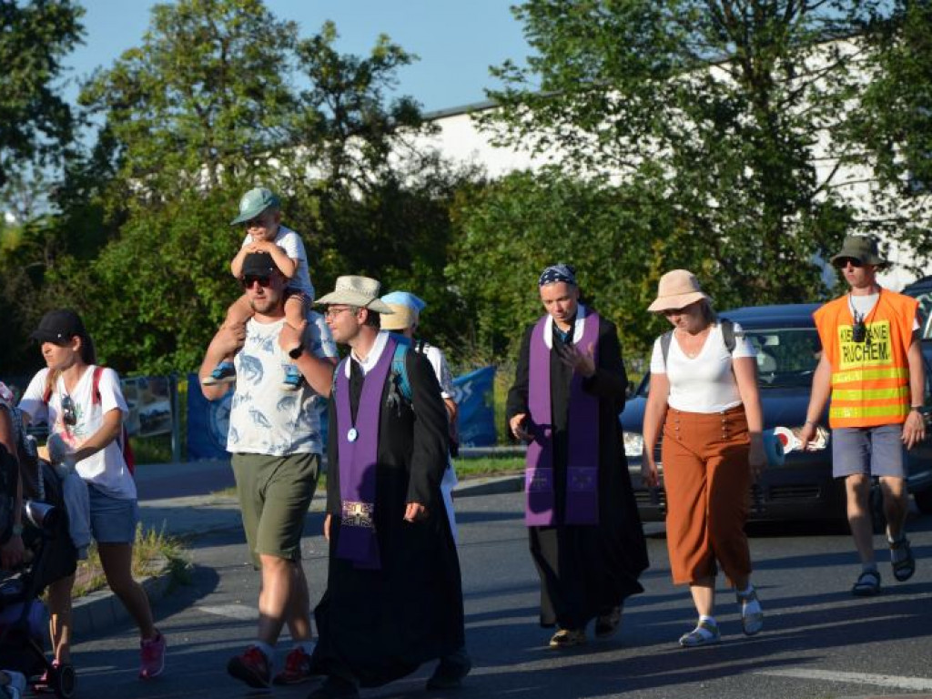 Piesza pielgrzymka Stalowa Wola - Jasna Góra dotarła do Tarnobrzega [zdjęcia]
