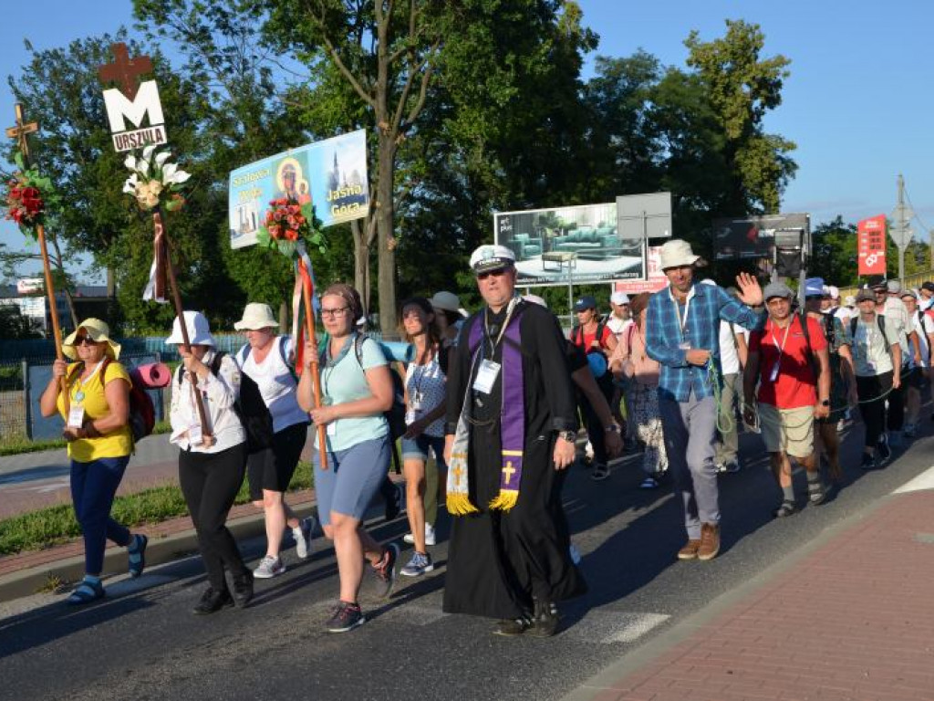 Piesza pielgrzymka Stalowa Wola - Jasna Góra dotarła do Tarnobrzega [zdjęcia]