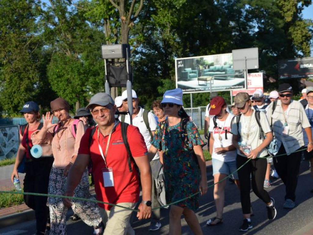 Piesza pielgrzymka Stalowa Wola - Jasna Góra dotarła do Tarnobrzega [zdjęcia]