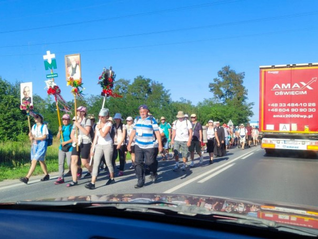 Piesza pielgrzymka Stalowa Wola - Jasna Góra dotarła do Tarnobrzega [zdjęcia]