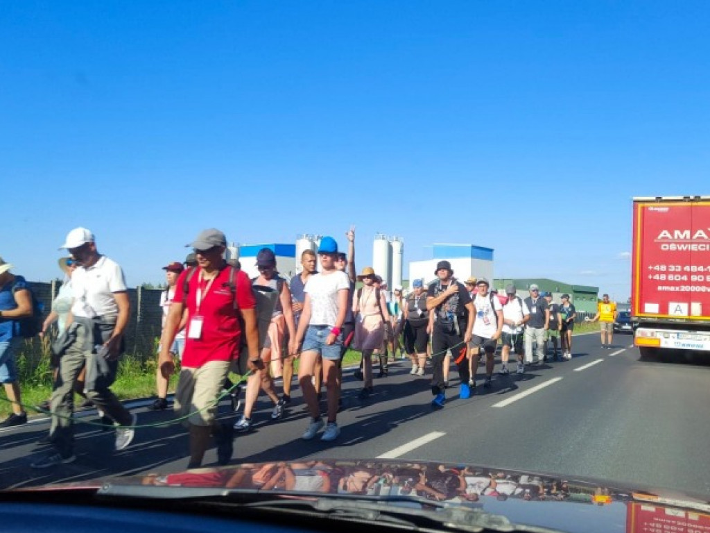 Piesza pielgrzymka Stalowa Wola - Jasna Góra dotarła do Tarnobrzega [zdjęcia]