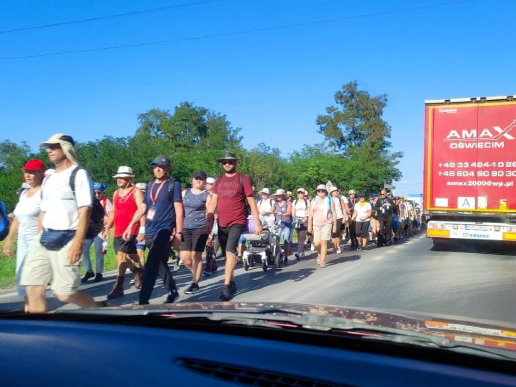 Piesza pielgrzymka Stalowa Wola - Jasna Góra dotarła do Tarnobrzega [zdjęcia]