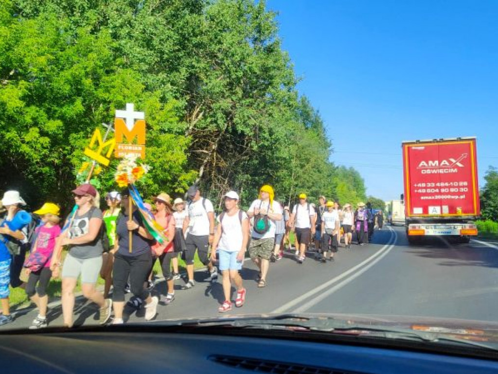 Piesza pielgrzymka Stalowa Wola - Jasna Góra dotarła do Tarnobrzega [zdjęcia]