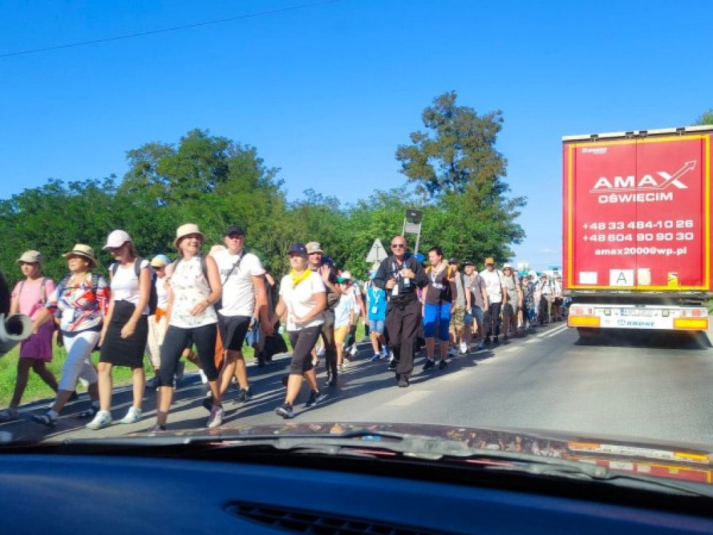 Piesza pielgrzymka Stalowa Wola - Jasna Góra dotarła do Tarnobrzega [zdjęcia]