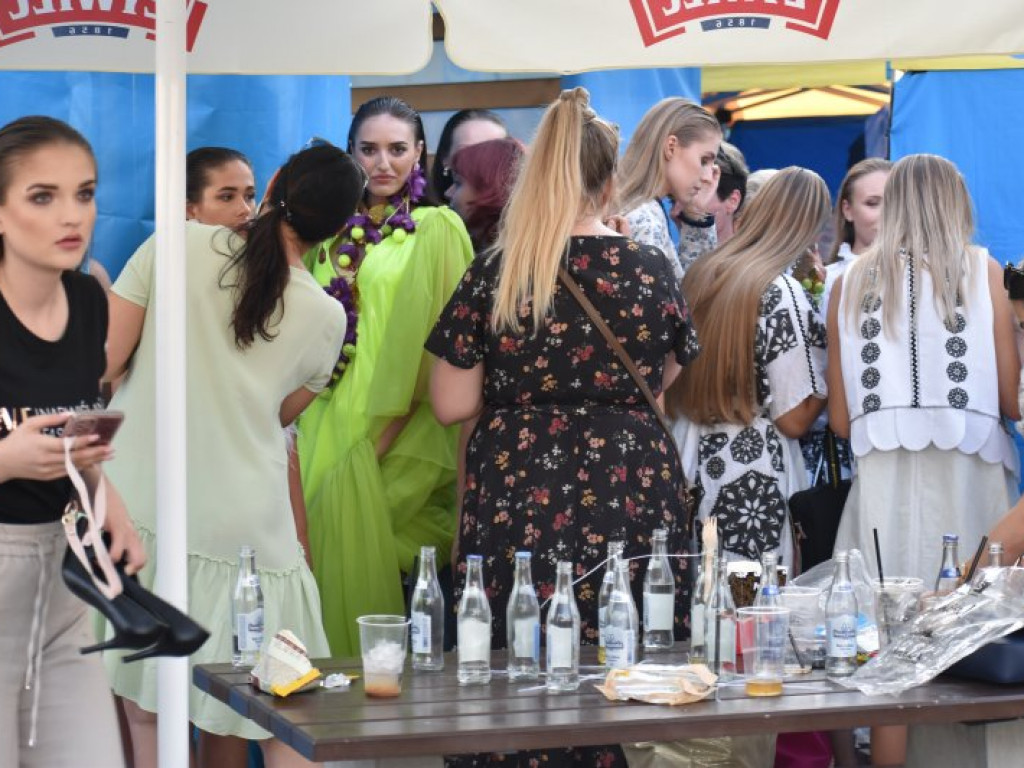 Wielki pokaz mody na Jeziorze Tarnobrzeskim - kulisy [zdjęcia]