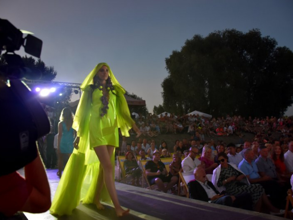 Nadwiślański Fashion Week - wielki pokaz mody na Jeziorze Tarnobrzeskim cz.1 [zdjęcia]