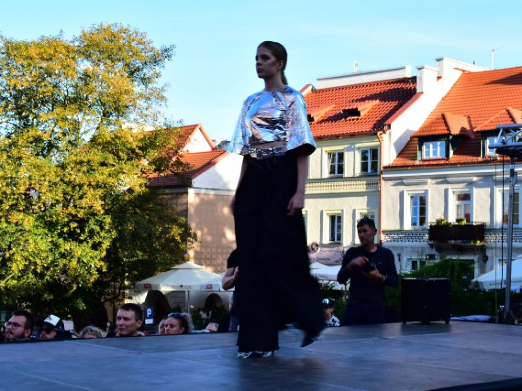 Modelki na tle sandomierskiego ratusza. Pokaz na zakończenie nadwiślańskich dni z modą [zdjęcia]