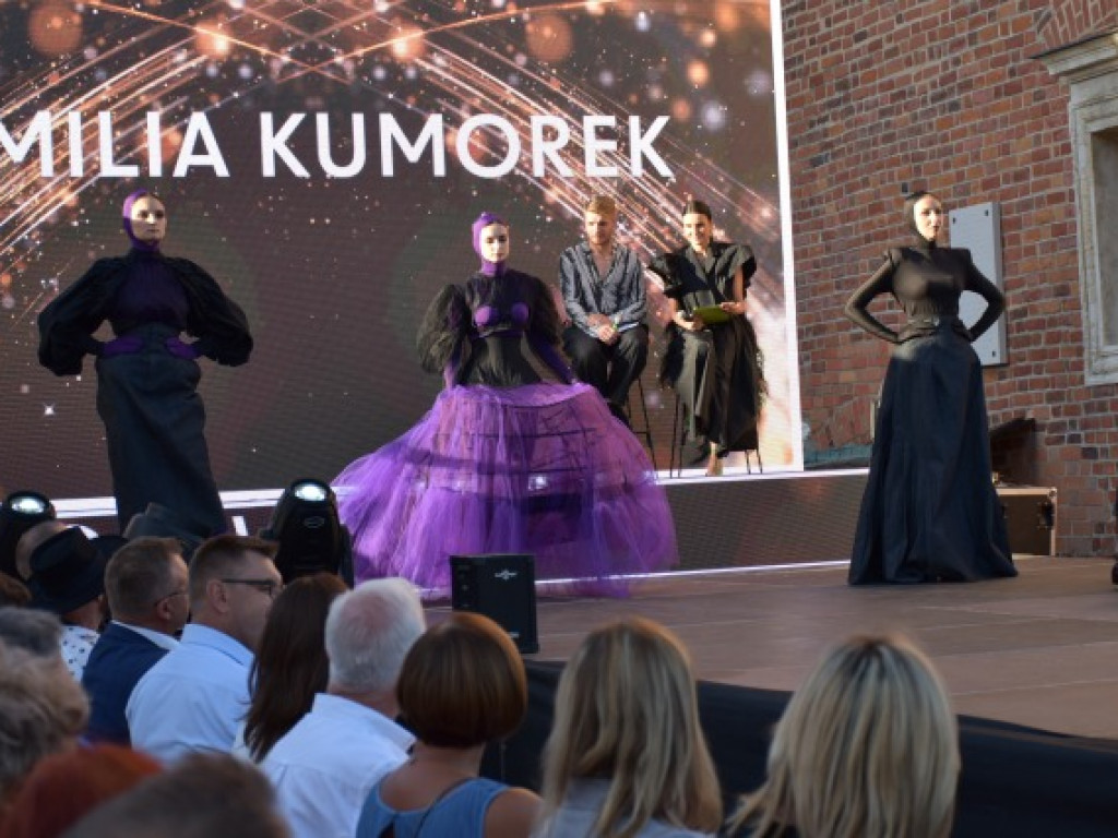 Modelki na tle sandomierskiego ratusza. Pokaz na zakończenie nadwiślańskich dni z modą [zdjęcia]