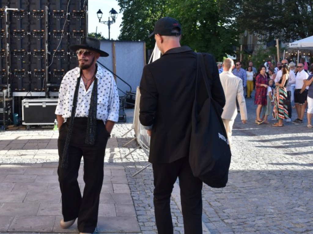 Modelki na tle sandomierskiego ratusza. Pokaz na zakończenie nadwiślańskich dni z modą [zdjęcia]