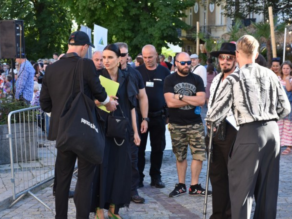 Modelki na tle sandomierskiego ratusza. Pokaz na zakończenie nadwiślańskich dni z modą [zdjęcia]