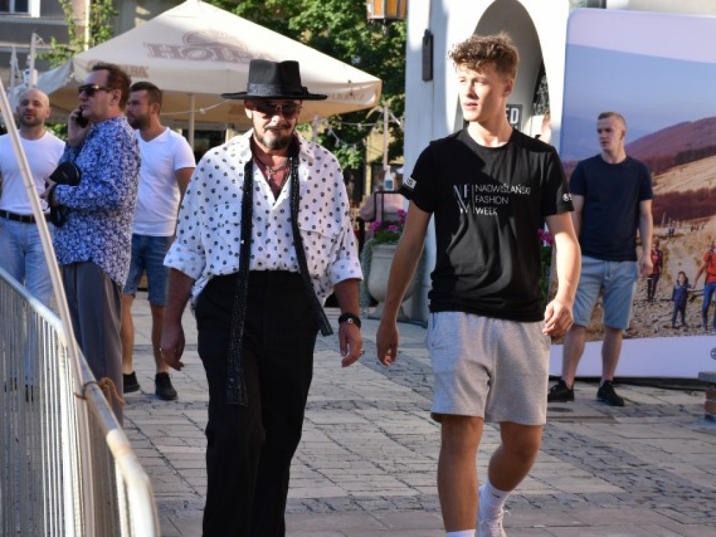 Modelki na tle sandomierskiego ratusza. Pokaz na zakończenie nadwiślańskich dni z modą [zdjęcia]