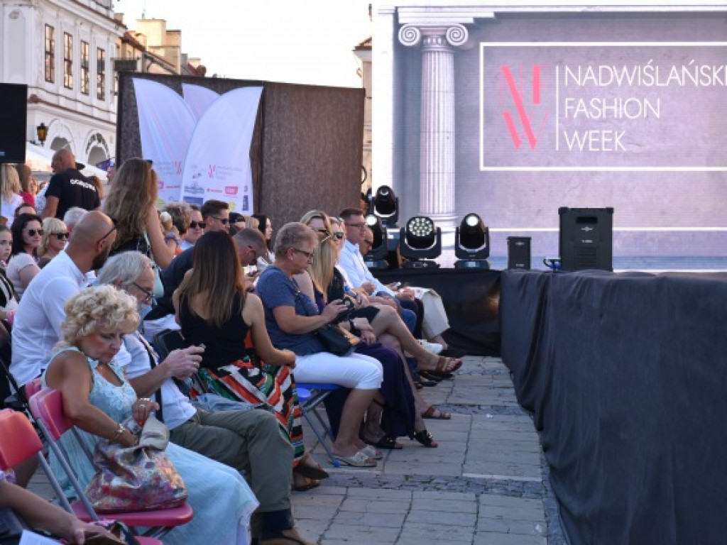 Modelki na tle sandomierskiego ratusza. Pokaz na zakończenie nadwiślańskich dni z modą [zdjęcia]