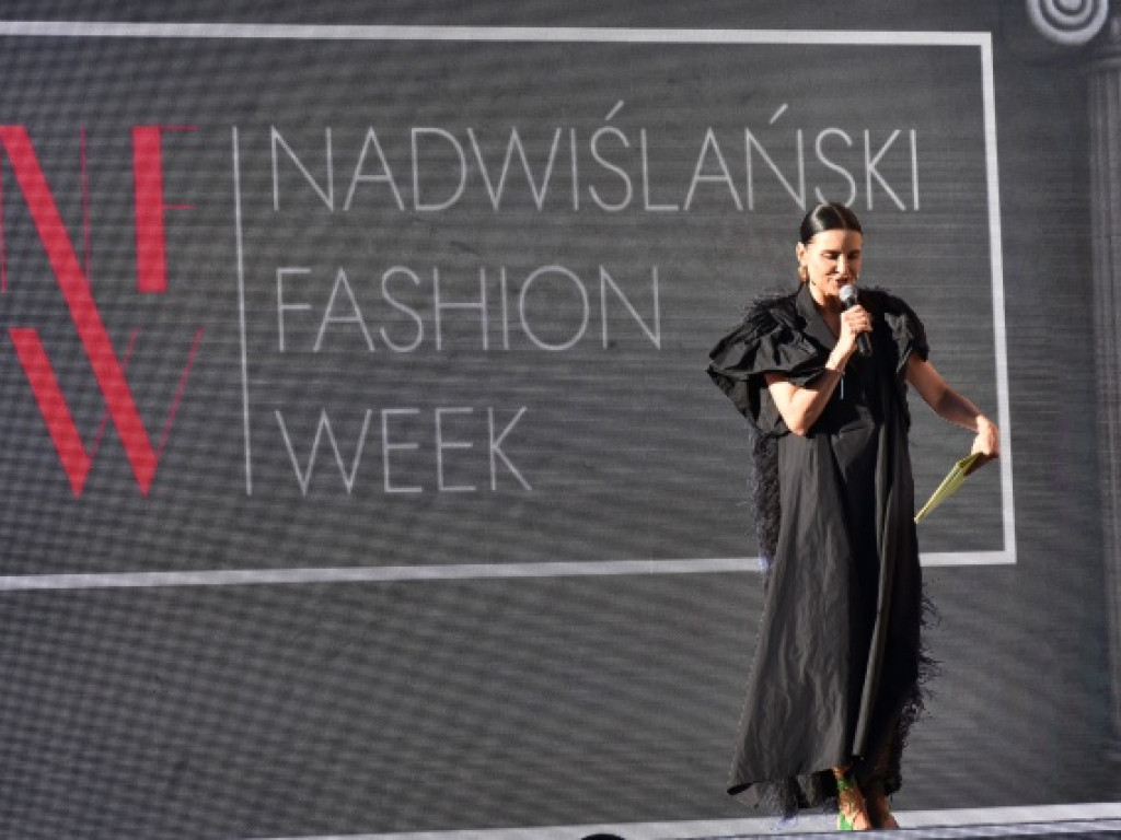 Modelki na tle sandomierskiego ratusza. Pokaz na zakończenie nadwiślańskich dni z modą [zdjęcia]