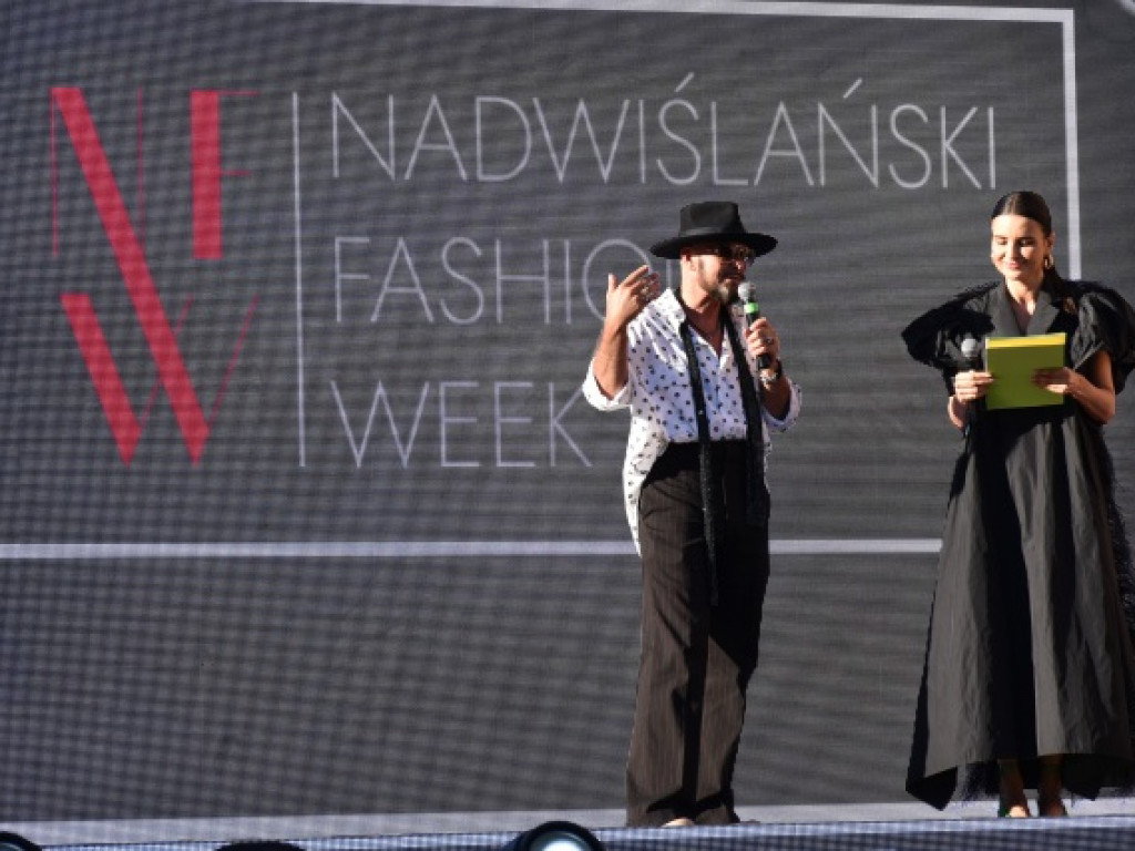 Modelki na tle sandomierskiego ratusza. Pokaz na zakończenie nadwiślańskich dni z modą [zdjęcia]