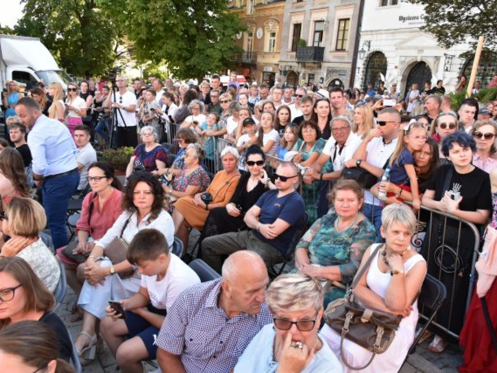 Modelki na tle sandomierskiego ratusza. Pokaz na zakończenie nadwiślańskich dni z modą [zdjęcia]