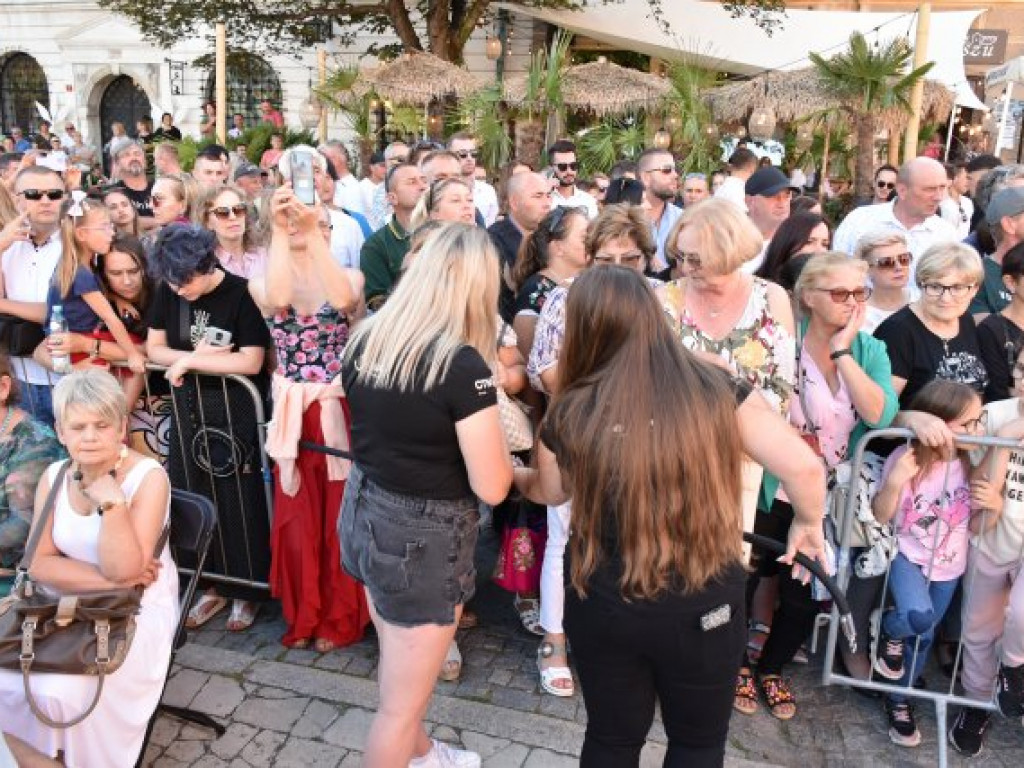 Modelki na tle sandomierskiego ratusza. Pokaz na zakończenie nadwiślańskich dni z modą [zdjęcia]