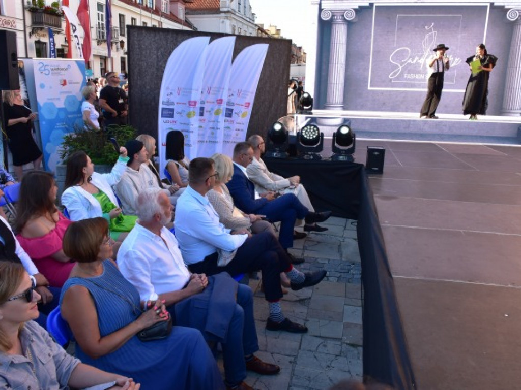 Modelki na tle sandomierskiego ratusza. Pokaz na zakończenie nadwiślańskich dni z modą [zdjęcia]
