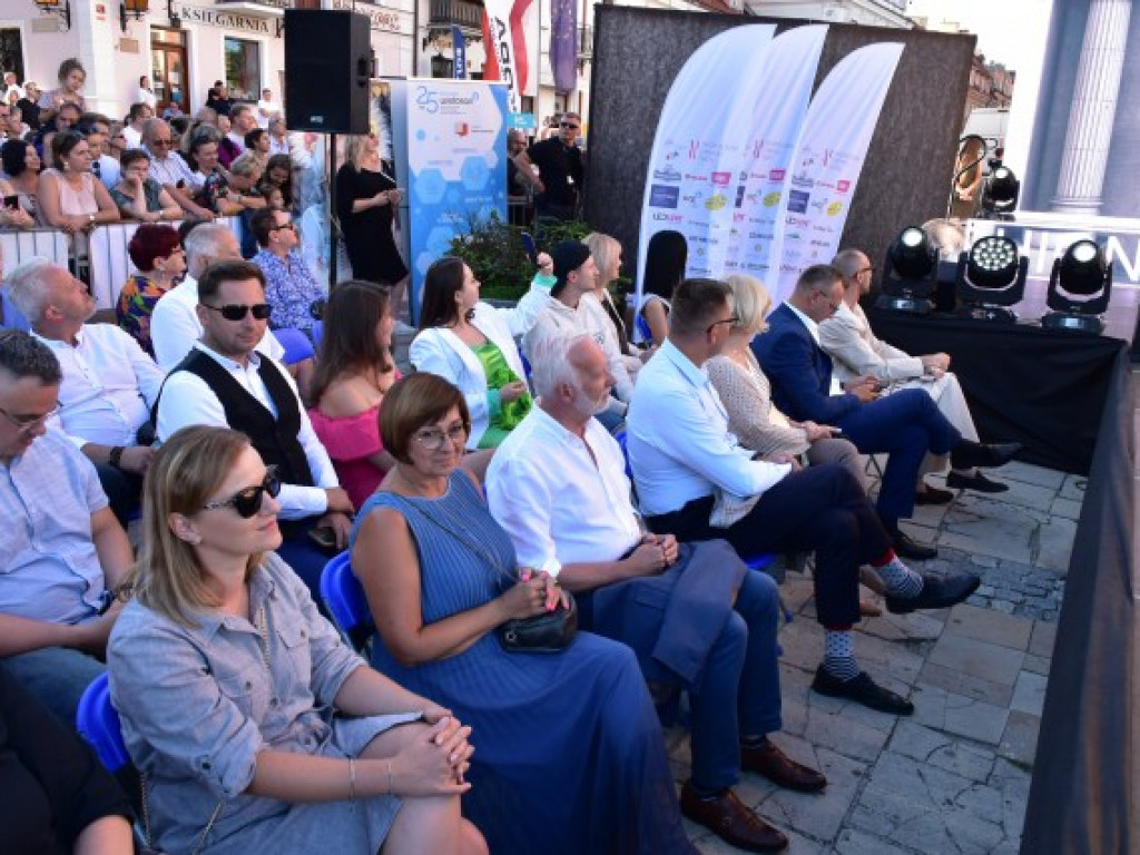 Modelki na tle sandomierskiego ratusza. Pokaz na zakończenie nadwiślańskich dni z modą [zdjęcia]
