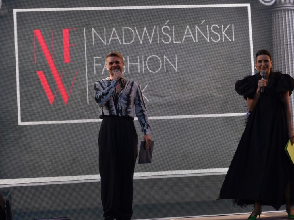 Modelki na tle sandomierskiego ratusza. Pokaz na zakończenie nadwiślańskich dni z modą [zdjęcia]