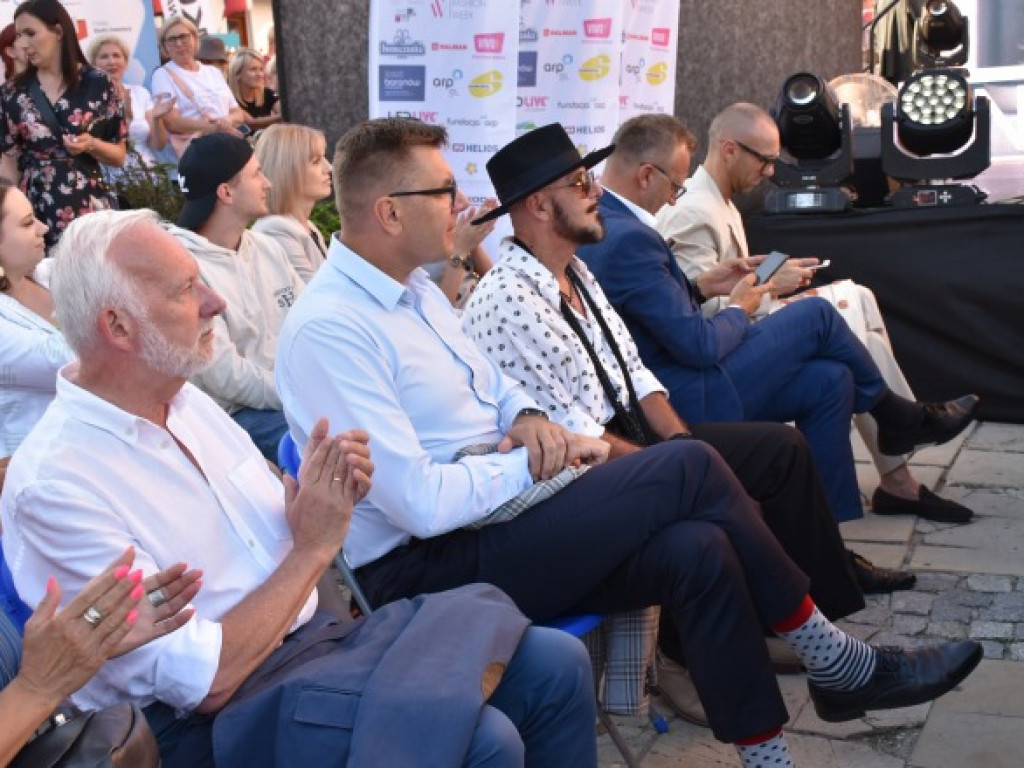 Modelki na tle sandomierskiego ratusza. Pokaz na zakończenie nadwiślańskich dni z modą [zdjęcia]