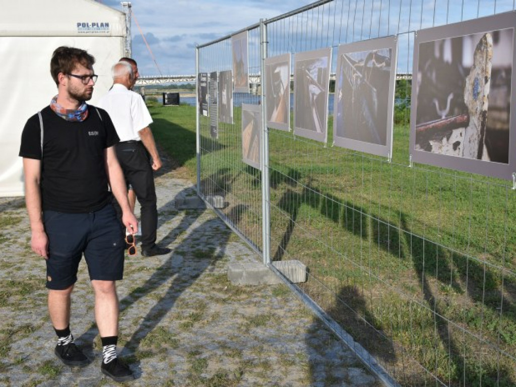 Wisła i drewniane łodzie na fotografiach Andrzeja Łady. Wystawa na sandomierskim bulwarze [zdjęcia]