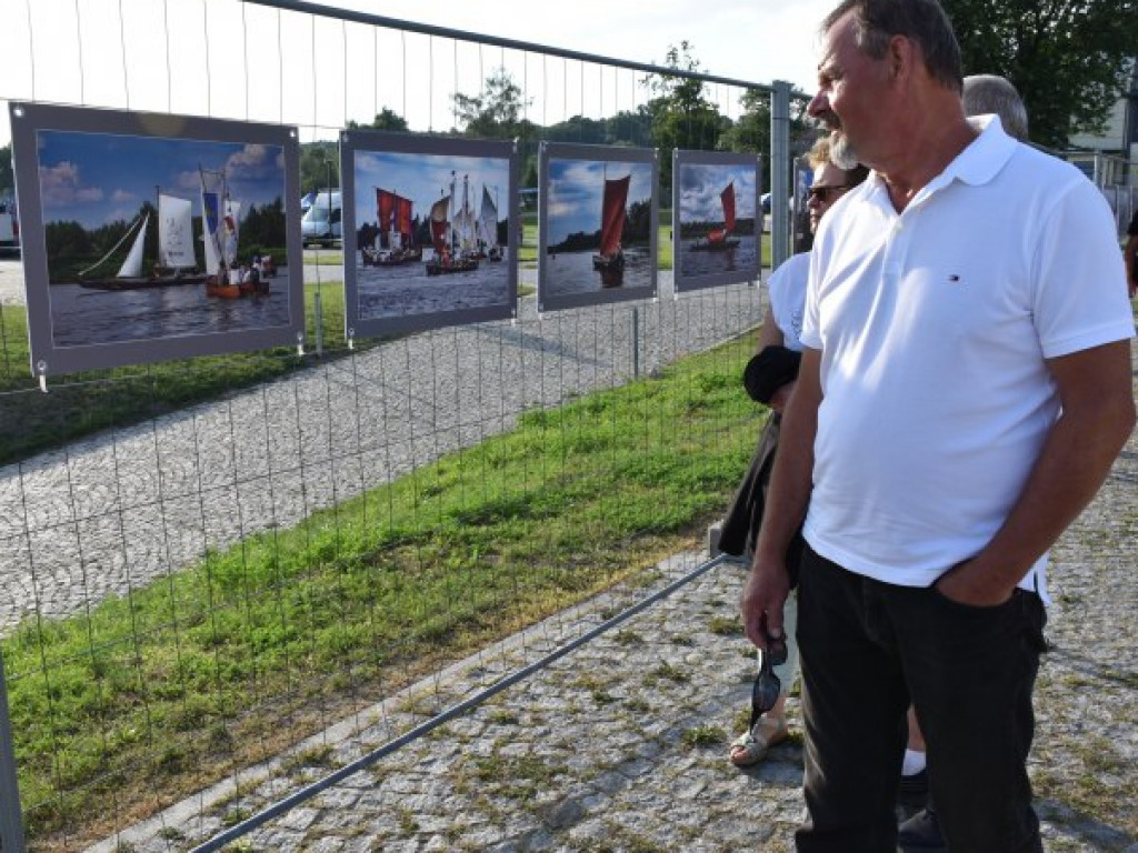 Wisła i drewniane łodzie na fotografiach Andrzeja Łady. Wystawa na sandomierskim bulwarze [zdjęcia]