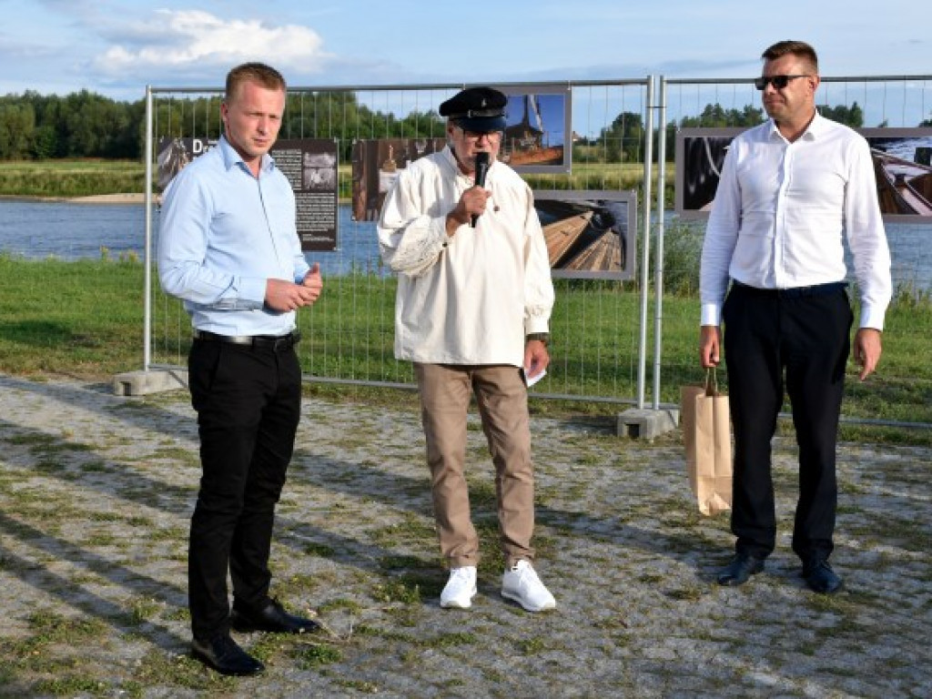 Wisła i drewniane łodzie na fotografiach Andrzeja Łady. Wystawa na sandomierskim bulwarze [zdjęcia]