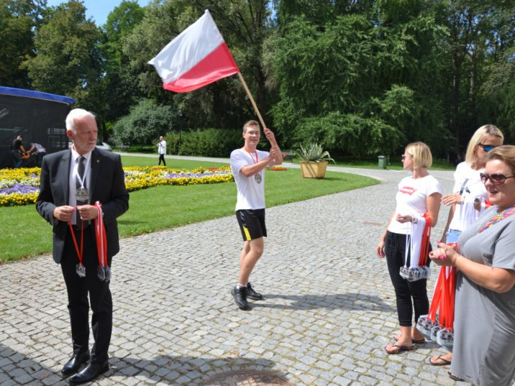 Pobiegli w Parku Dzikowskim, by uczcić patriotyczną rocznicę [zdjęcia]
