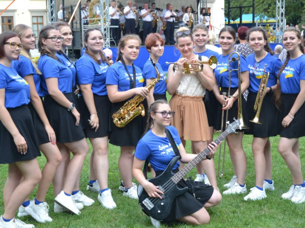 Dożynkowy festyn przed Zamkiem Tarnowskich w Tarnobrzegu [zdjęcia]