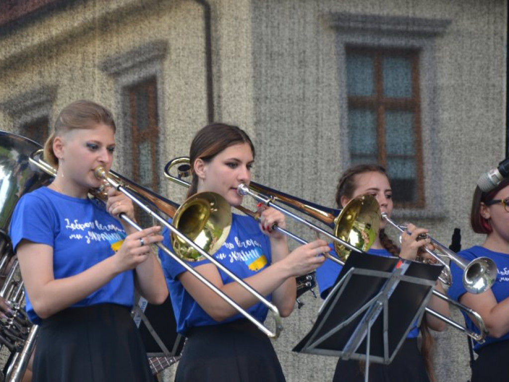 Dożynkowy festyn przed Zamkiem Tarnowskich w Tarnobrzegu [zdjęcia]