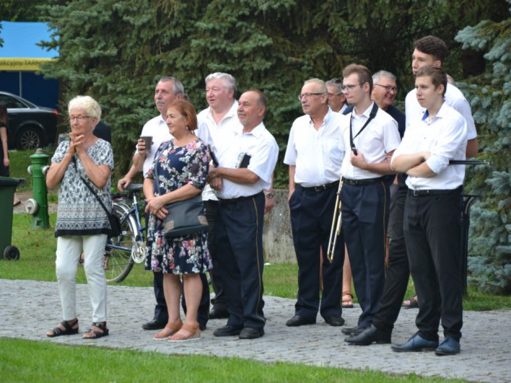 Dożynkowy festyn przed Zamkiem Tarnowskich w Tarnobrzegu [zdjęcia]